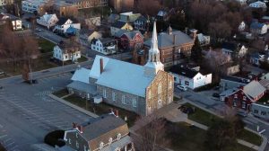 Images aériennes par drone - Eglise de Mont-St-Hilaire - iotavideo